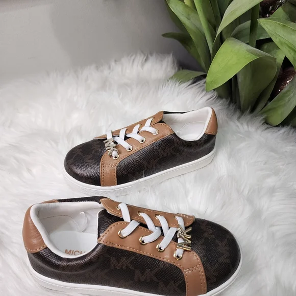 Michael Kors Big Girls Sneaker Size10